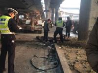郑州水泥罐车与货车相撞 致1死3伤