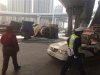 郑州水泥罐车与货车相撞 致1死3伤