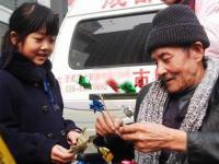 六旬老人吸氧扎风车 卖钱捐贫困学生
