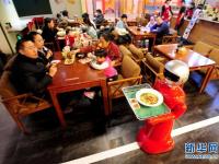 机器人服务员亮相沈阳一餐厅当“跑堂”