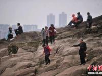 嘉陵江重庆段干枯河床成市民娱乐场