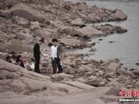 嘉陵江重庆段干枯河床成市民娱乐场