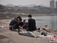 嘉陵江重庆段干枯河床成市民娱乐场