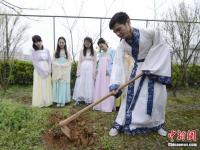 湖南大学生实践课上着汉服种草药
