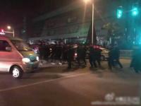 合肥抓65名传销人员遭反抗 警车被砸