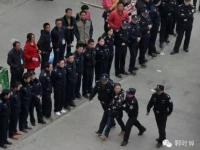 合肥抓65名传销人员遭反抗 警车被砸