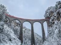 瑞士列车雪中驶过百年大桥 美如童话仙境