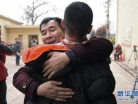 父亲寻替身演逝子 圆老母亲见孙儿心愿