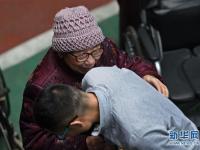 父亲寻替身演逝子 圆老母亲见孙儿心愿