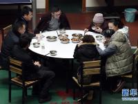 父亲寻替身演逝子 圆老母亲见孙儿心愿