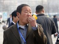 山东商家庆20周年 免费食物引大爷大妈围观
