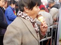 山东商家庆20周年 免费食物引大爷大妈围观
