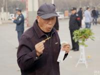 山东商家庆20周年 免费食物引大爷大妈围观