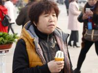 山东商家庆20周年 免费食物引大爷大妈围观