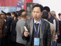 山东商家庆20周年 免费食物引大爷大妈围观
