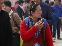 山东商家庆20周年 免费食物引大爷大妈围观
