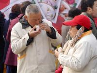山东商家庆20周年 免费食物引大爷大妈围观