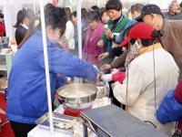 山东商家庆20周年 免费食物引大爷大妈围观