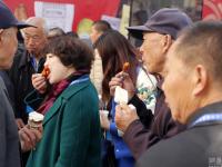 山东商家庆20周年 免费食物引大爷大妈围观