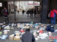 沈阳一高校消防通道成快递“地摊”