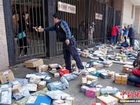 沈阳一高校消防通道成快递“地摊”