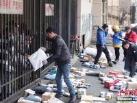 沈阳一高校消防通道成快递“地摊”
