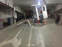 女司机误把刹车当油门 撞保安亭后连撞8车