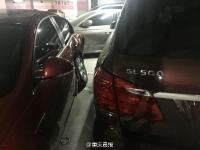 女司机误把刹车当油门 撞保安亭后连撞8车