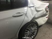 女司机误把刹车当油门 撞保安亭后连撞8车