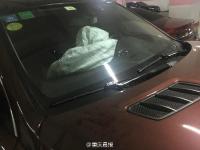 女司机误把刹车当油门 撞保安亭后连撞8车
