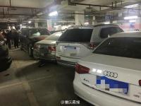 女司机误把刹车当油门 撞保安亭后连撞8车