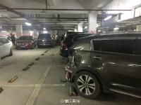 女司机误把刹车当油门 撞保安亭后连撞8车