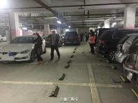 女司机误把刹车当油门 撞保安亭后连撞8车