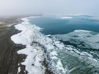 航拍青海湖破冰开湖 场面震撼