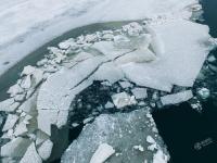航拍青海湖破冰开湖 场面震撼