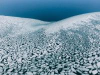 航拍青海湖破冰开湖 场面震撼