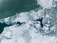 航拍青海湖破冰开湖 场面震撼
