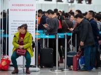 暴雨袭击深圳 航班大面积延误旅客滞留