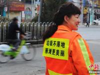 兰州环卫工身着标语马甲街头工作