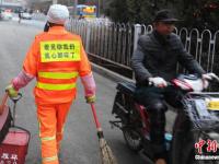 兰州环卫工身着标语马甲街头工作