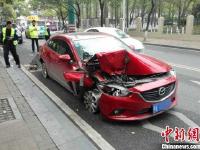 酒驾男跑掉两车胎浑然不知 “光脚”撞翻环卫车