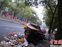 酒驾男跑掉两车胎浑然不知 “光脚”撞翻环卫车