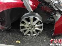 酒驾男跑掉两车胎浑然不知 “光脚”撞翻环卫车