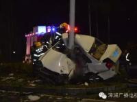 小车撞电线杆拦腰截成两半 车内男子身亡