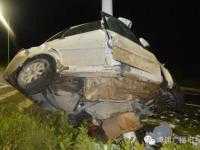 小车撞电线杆拦腰截成两半 车内男子身亡