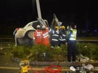 小车撞电线杆拦腰截成两半 车内男子身亡