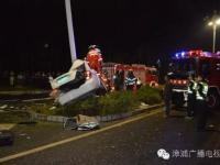 小车撞电线杆拦腰截成两半 车内男子身亡