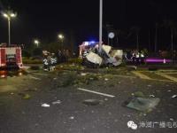 小车撞电线杆拦腰截成两半 车内男子身亡