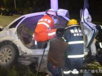 小车撞电线杆拦腰截成两半 车内男子身亡
