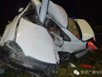小车撞电线杆拦腰截成两半 车内男子身亡